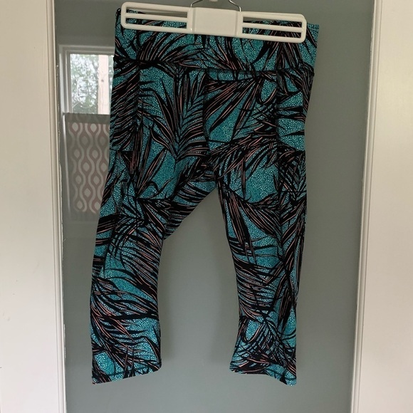 🌸Host Pick🌸 Lululemon Tight Stuff Crop Pant Palm Lace Tofino Teal Multi … - Picture 2 of 6
